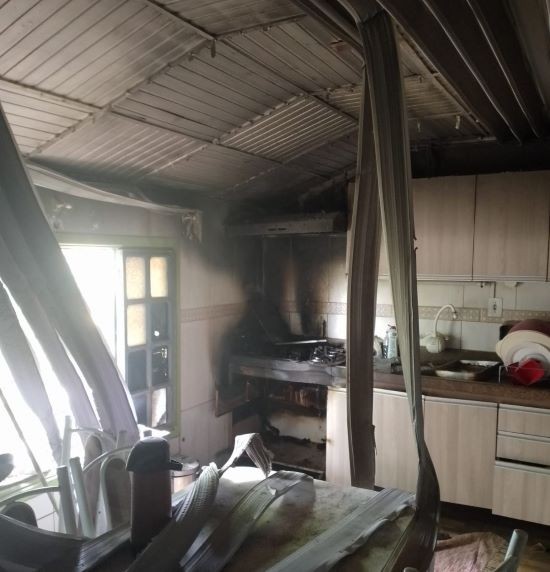 Corpo de Bombeiros age rápido e controla incêndio em residência em Cunha Porã