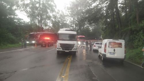 Acidente com cinco veículos deixa duas pessoas gravemente feridas em SC