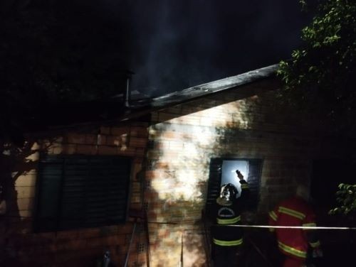 Casa destruída por incêndio pode ter sido atingida por raio em Concórdia