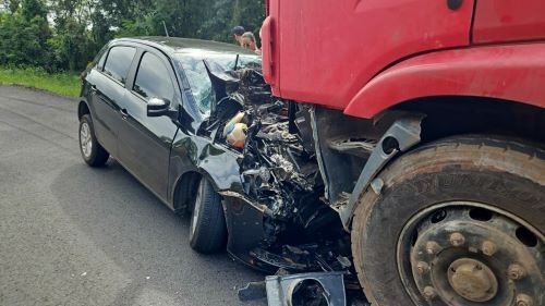 Jovem fica ferida após violenta colisão entre carro e caminhão no Oeste