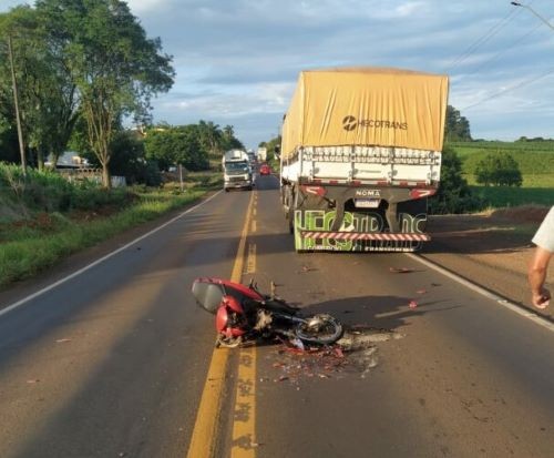 Colisão entre moto e caminhão deixa duas pessoas feridas