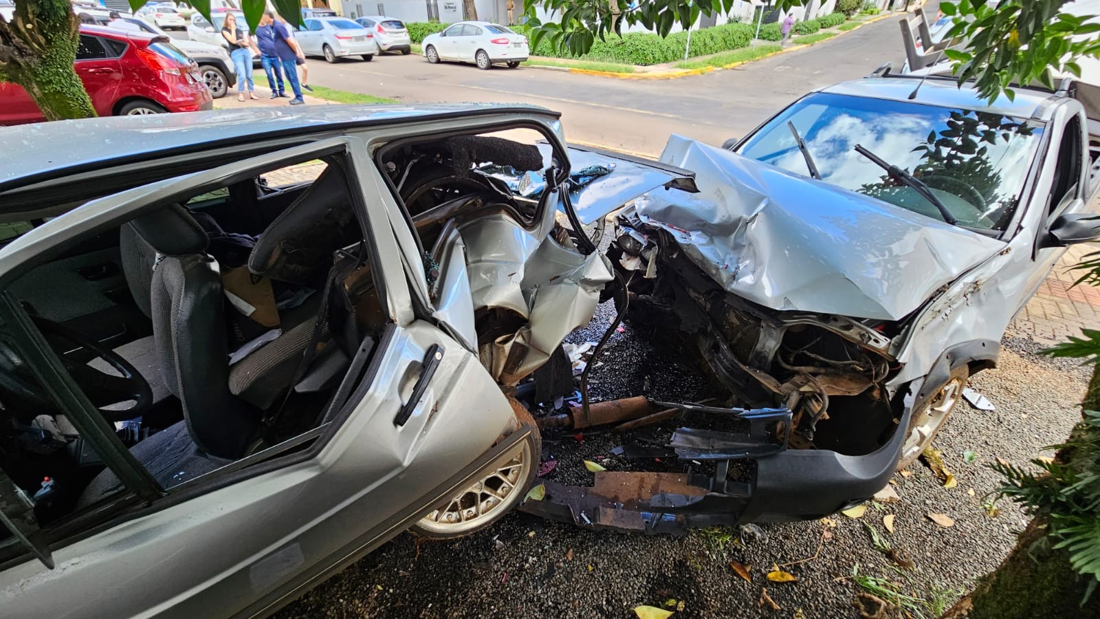 Motorista sofre mal súbito e veículo fica destruído após acidente no Oeste
