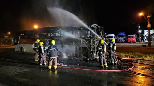 Ônibus, com 42 passageiros, é completamente consumido pelo fogo no Oeste