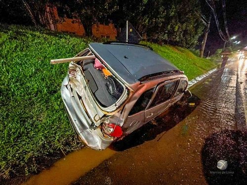 Parte de muro de pedra desaba e interrompe trânsito em Concórdia; VÍDEO, Santa Catarina