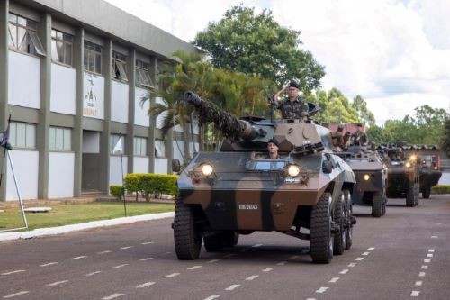 Militares e viaturas do 14ºRCMec de São Miguel do Oeste são enviados para defender a fronteira com a Venezuela