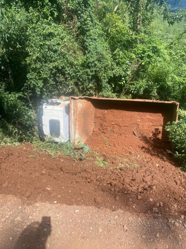 Motorista fica ferido após asfalto ceder e caminhão cair em barranco de 12 metros, no Oeste