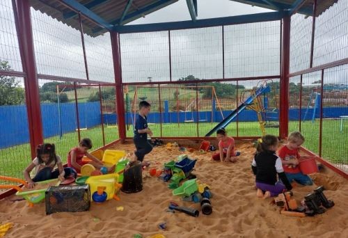 Brinquedos de borracha vão para a cidade! Vídeo infantil com Léo, o caminhão  em português  No novo vídeo infantil com Léo, o caminhão em português,  alguns brinquedos de borracha estão boiando