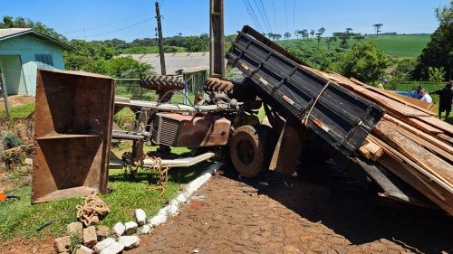 Homem morre em acidente com trator em Guatambu