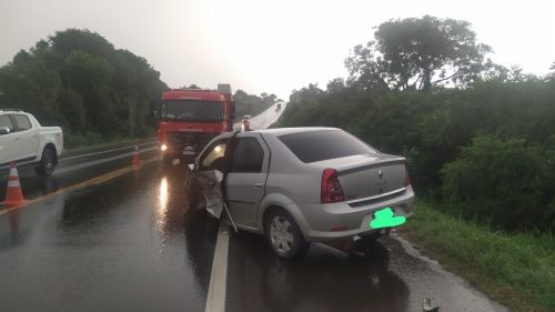 Automóvel e carreta se envolvem em acidente na BR-282