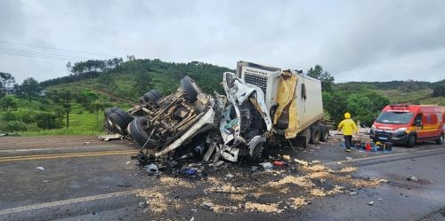 Dois caminhoneiros morrem em colisão frontal na BR-282