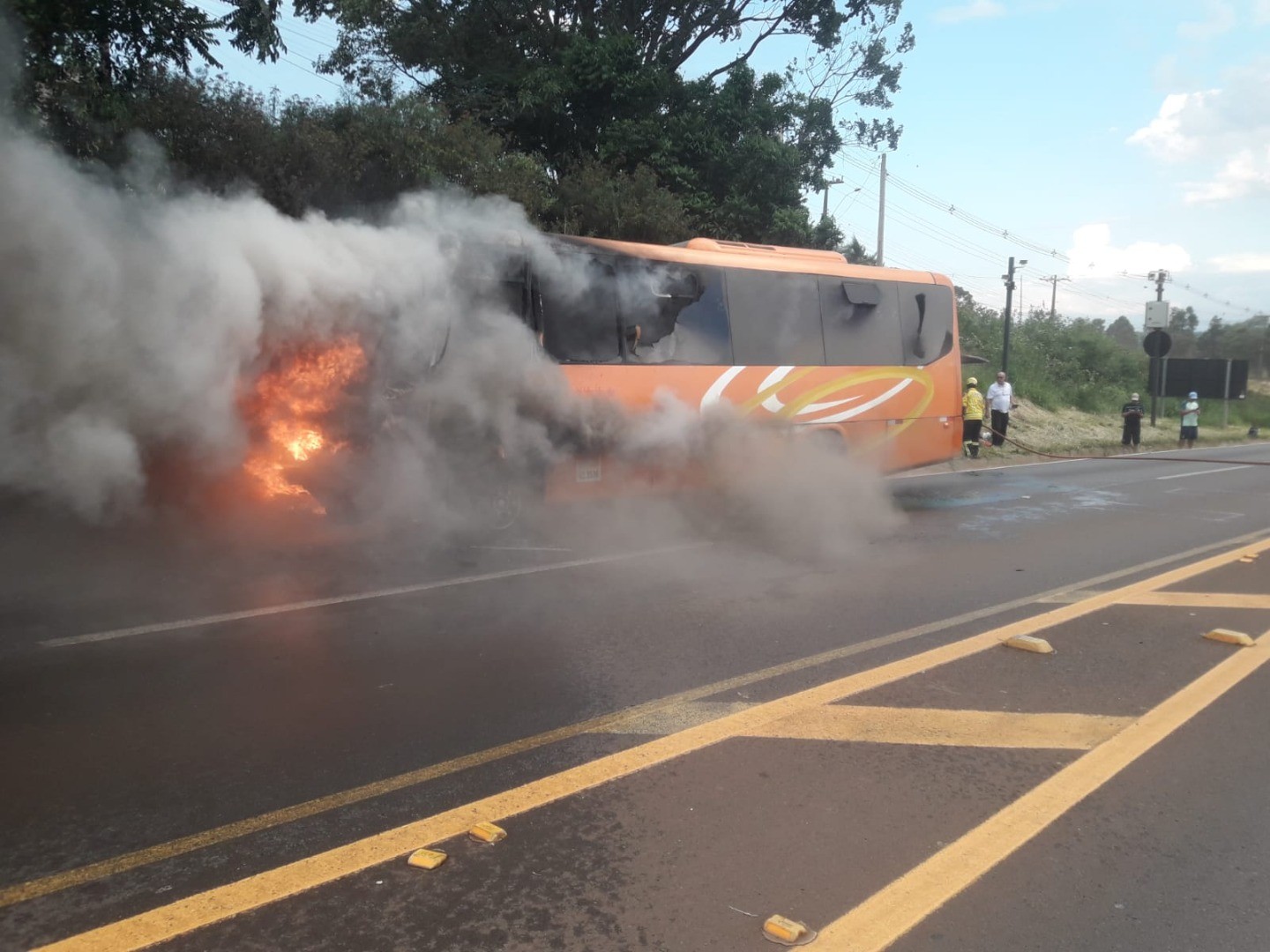 Micro-ônibus é atingido por incêndio na BR-282