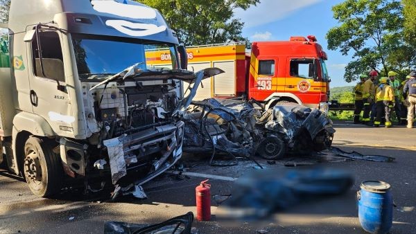 Homem morre após violenta colisão entre carro e caminhões na BR-282, no Oeste