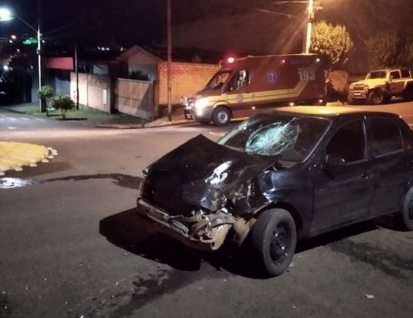 Acidente no centro de Cunha Porã: motociclista sofre ferimentos em colisão com carro