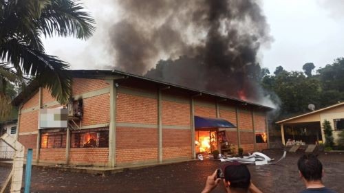 Supermercado e agropecuária são destruídos por incêndio de grandes proporções no Oeste de SC
