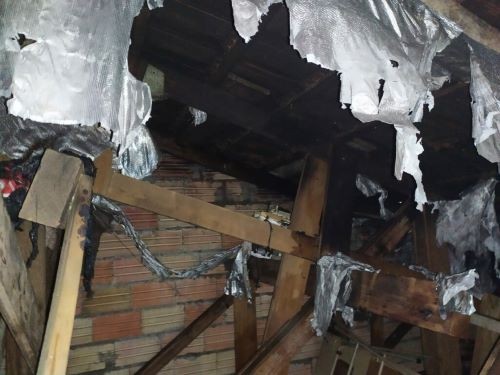 Raio atinge casa e causa incêndio no Oeste de Santa Catarina