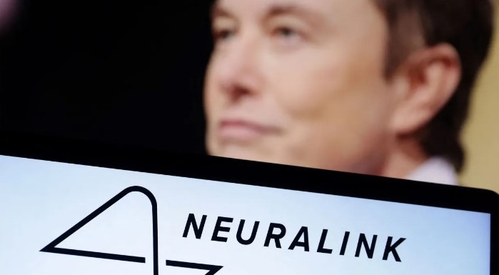 Neuralink faz 1º implante de chip cerebral em humano, diz Elon Musk