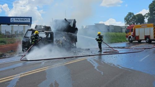 Caminhão fica destruído por incêndio na BR-282, no Oeste