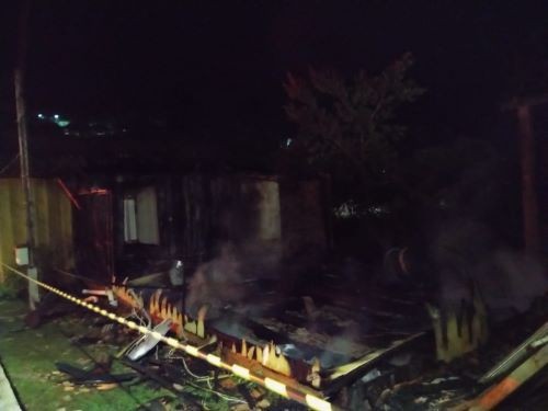   Casa fica destruída por incêndio no Oeste de SC