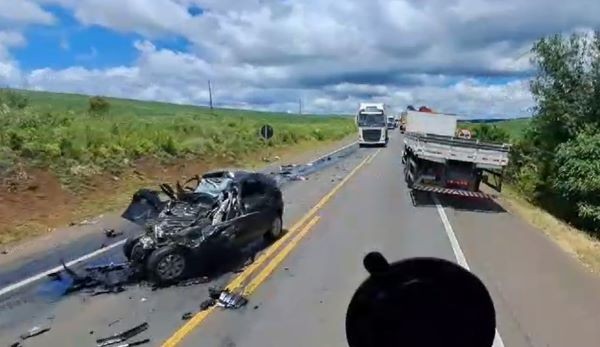 Duas pessoas morrem após colisão entre carro e carreta na BR-282