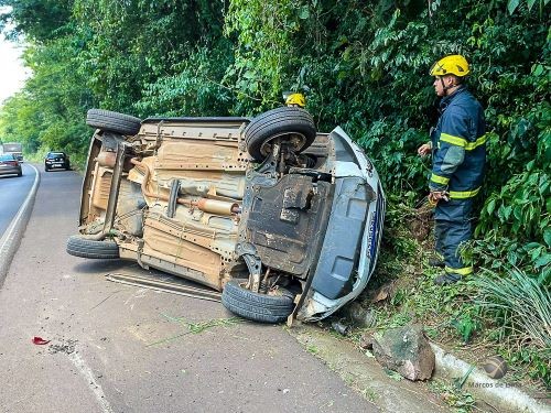 Policiais que retornavam de operação prestam auxílio vítimas de acidente na BR-282, entre SMOeste e Maravilha