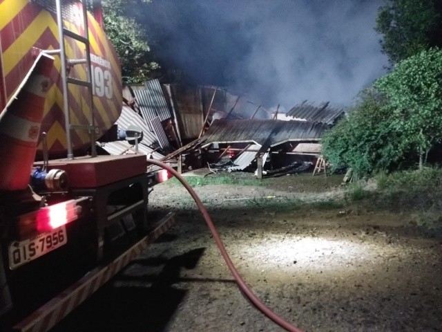 Residência é consumida por incêndio no interior de São José do Cedro