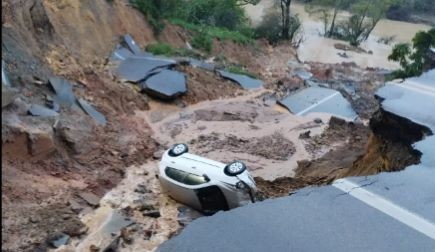 Cratera ‘engole’ pista da BR-470 e provoca acidente em Rio do Sul