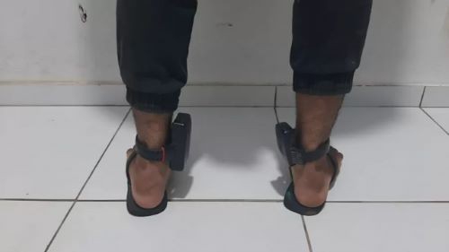 Homem condenado por roubo é preso com duas tornozeleiras eletrônicas