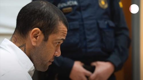 Daniel Alves é condenado a prisão por agressão sexual de jovem na Espanha