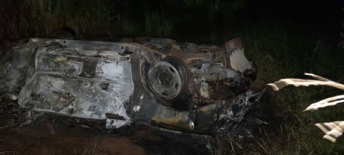 Automóvel de passeio pega fogo após capotamento em Cordilheira Alta