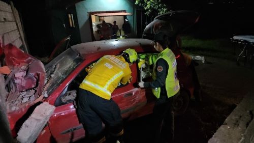Carro colide contra muro de residência em Chapecó e condutor fica em estado grave