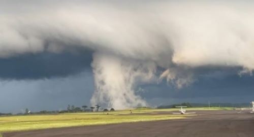 Meteorologista Piter Scheuer esclarece fenômeno de nuvem incomum em Chapecó