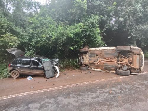 Colisão frontal entre veículos deixa feridos na BR-282 em Saudades