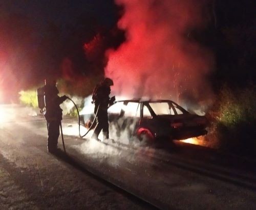 Bombeiros combatem incêndio em carro e evitam que fogo se alastre para área de mata
