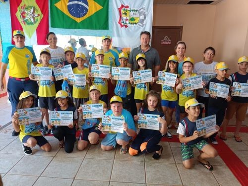 Estudantes de Iraceminha participam do Projeto Golfinho promovido pelo Corpo de Bombeiros