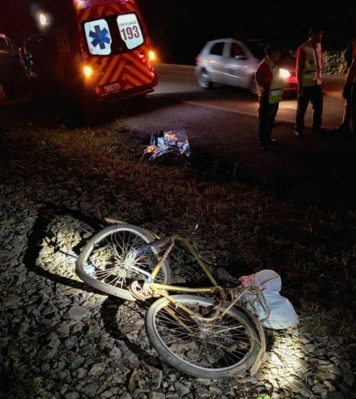 Ciclista morre após ser atropelado por caminhonete que realizava ultrapassagem, no Oeste; motorista fugiu do local