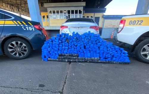 PRF e PMRv recuperam carro roubado e apreendem 300 kg de maconha em rodovia no Oeste