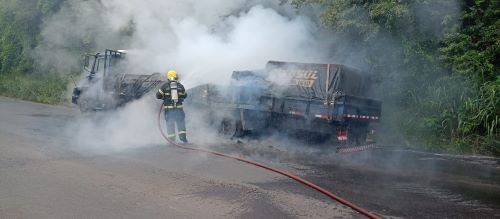 Caminhão pega fogo enquanto transitava pela BR-158 em Palmitos