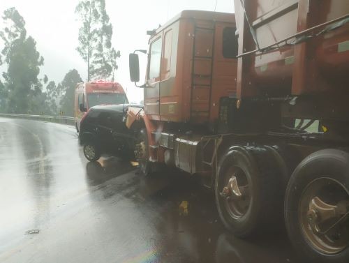 Acidente entre carro e carreta na SC-160 deixa condutor ferido em Saltinho