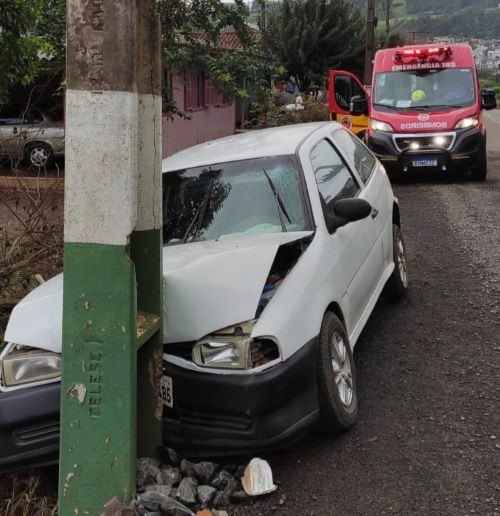 Acidente de trânsito em Saudades deixa homem ferido após colisão com poste