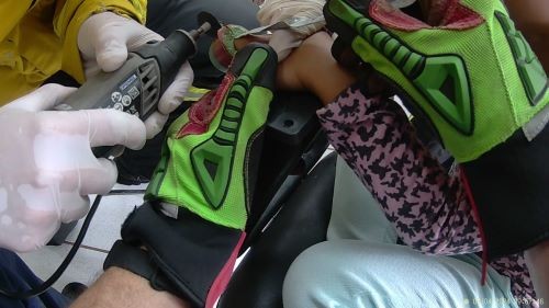 Bombeiros auxiliam criança de 3 anos com objeto de plástico preso em dedo
