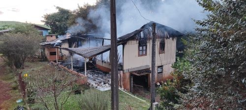 Incêndio atinge residência e mobiliza bombeiros no Oeste de SC