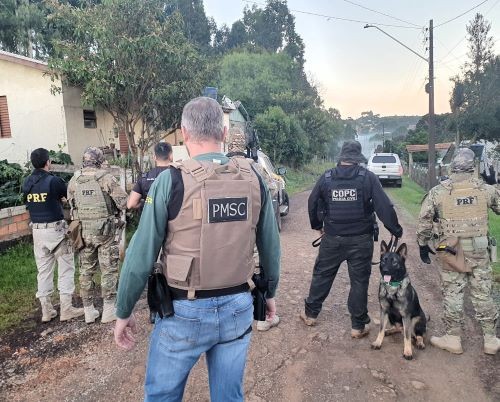 Operação “Sodalitas Finis” contra facção criminosa está sendo executada na região Oeste de SC