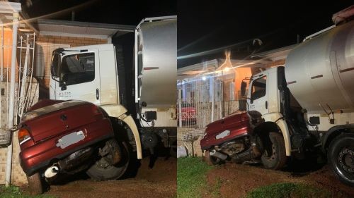 Condutor perde o controle da direção e caminhão colide contra carro estacionado no Oeste