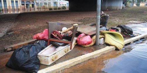 Recuo da água revela caixão em pleno Centro de Porto Alegre
