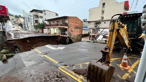 Cidade de SC onde choveu mais de 200 milímetros contabiliza estragos após imóvel ser “engolido”