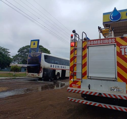 Funcionários de posto de combustível apagam incêndio em ônibus em Itapiranga