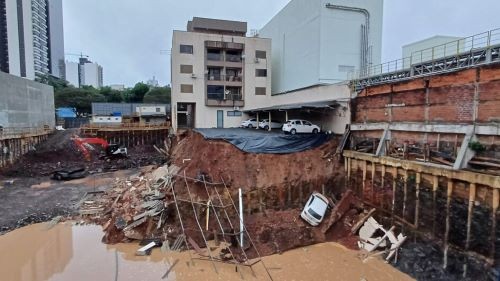 Deslizamento de terra arrasta carro e evacua prédio no Oeste