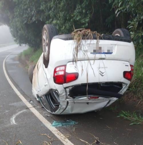 Motorista fica ferido após capotamento na SC-155 no Oeste