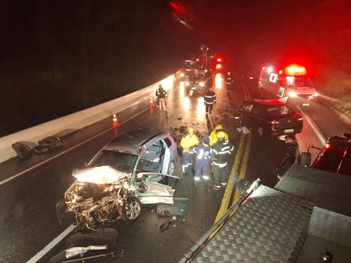 Criança de 11 anos morre em grave colisão na BR-282; o acidente envolveu três veículos e seis feridos