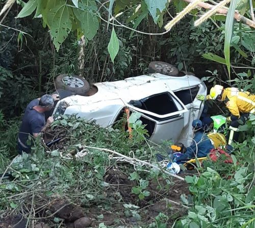 Veículo capota, cai em ribanceira e deixa quatro pessoas feridas no Oeste de SC